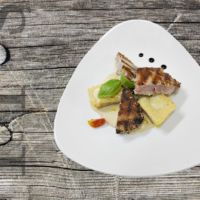 Tuna steak in sesame with roman gnocchi and onion sauce