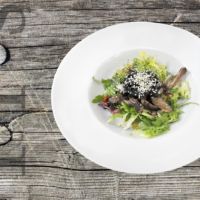 Beef tenderloin salad with sesame